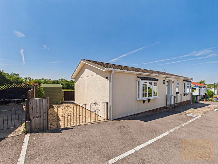 2 Bedroom Mobile/park Home For Sale In Bamfurlong Lane, Cheltenham, GL51