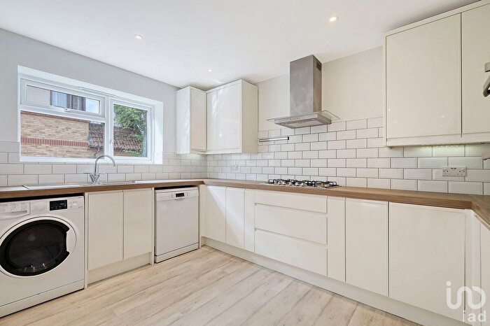 3 Bedroom Maisonette For Sale In Kenton Way, Basildon, SS16