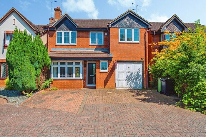 4 Bedroom Detached House For Sale In Lorimer Close, Luton, LU2
