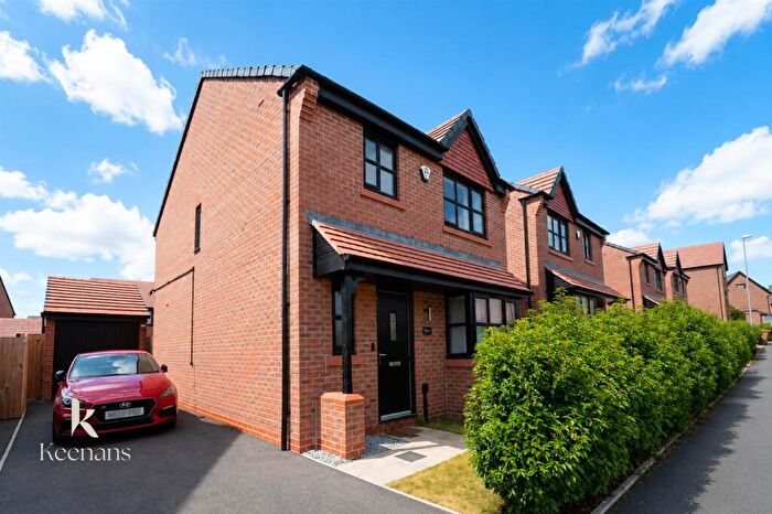 3 Bedroom Detached House For Sale In Lakefield Gardens, Swinton, Manchester, M27