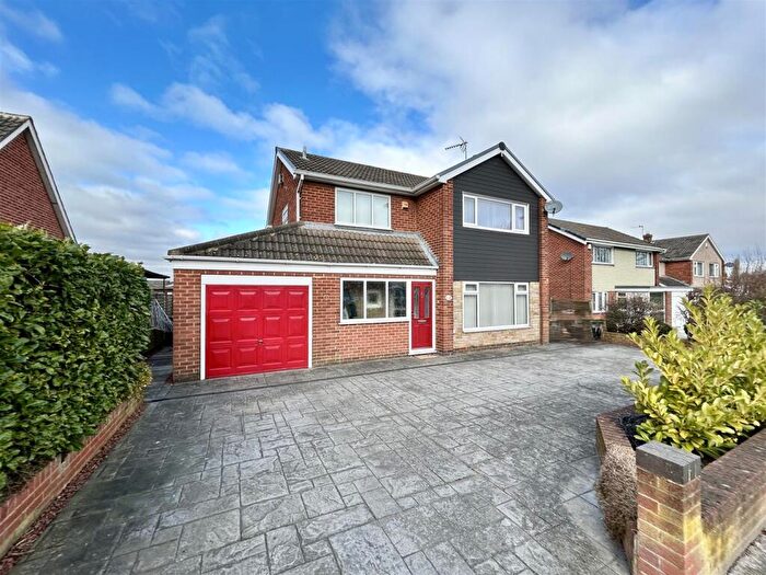 4 Bedroom Detached House For Sale In Ninelands Lane, Garforth, Leeds, LS25