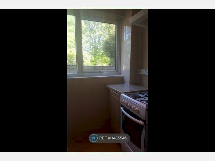 2 Bedroom Flat To Rent In Priory Leas, London, SE9