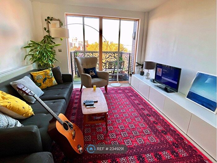 3 Bedroom Flat To Rent In Hitchcock House, London, N1