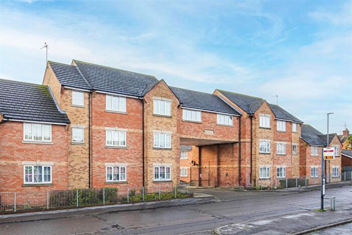 3 Bedroom Flat For Sale In Cedar Road, Kettering, NN16