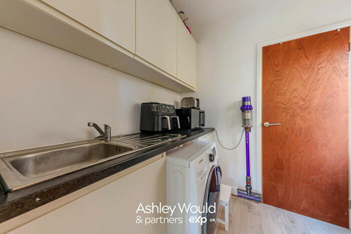 3 Bedroom Semi-Detached House For Sale In Shenstone Valley Road, Halesowen, B62