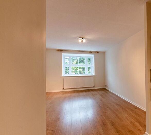 1 Bedroom Flat To Rent In Centre Court, Oakleigh Road North, N20