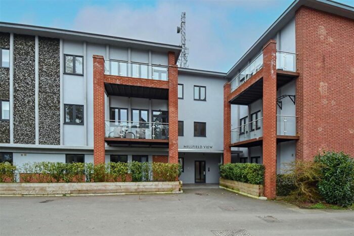 2 Bedroom Flat For Sale In Ashwells Road, Pilgrims Hatch, Brentwood, CM15
