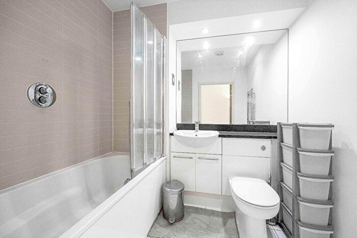 2 Bedroom Duplex To Rent In Western Gateway, Adriatic Apartments, E16