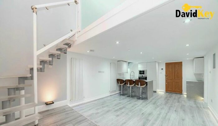 2 Bedroom Flat To Rent In Royal Drive, London, N11