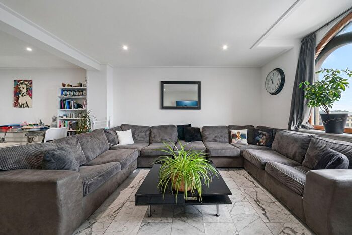 2 Bedroom Flat To Rent In City Road, City Approach, EC1V