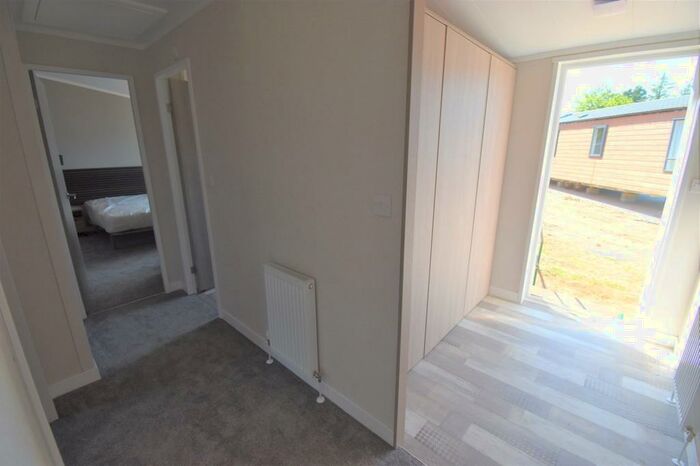 2 Bedroom Detached Bungalow For Sale In Ridgeway Park Resort, Manorbier, SA70