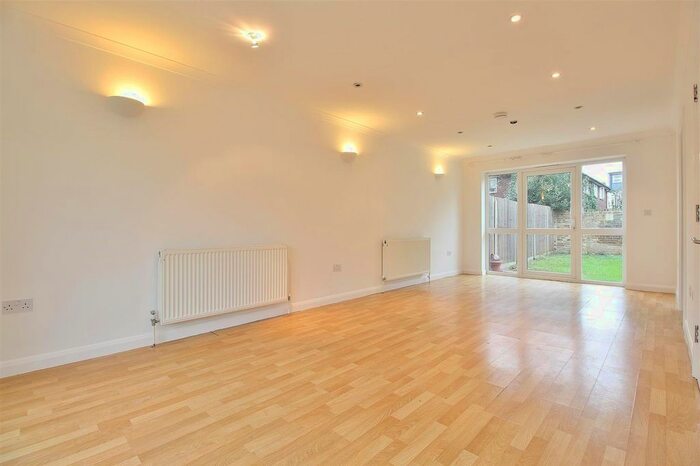 4 Bedroom Semi-Detached House To Rent In Mandeville Road, Isleworth, TW7
