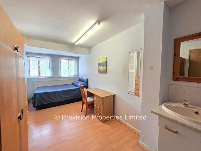4 Bedroom Town House To Rent In Well Close Rise, City Centre, Leeds, LS7