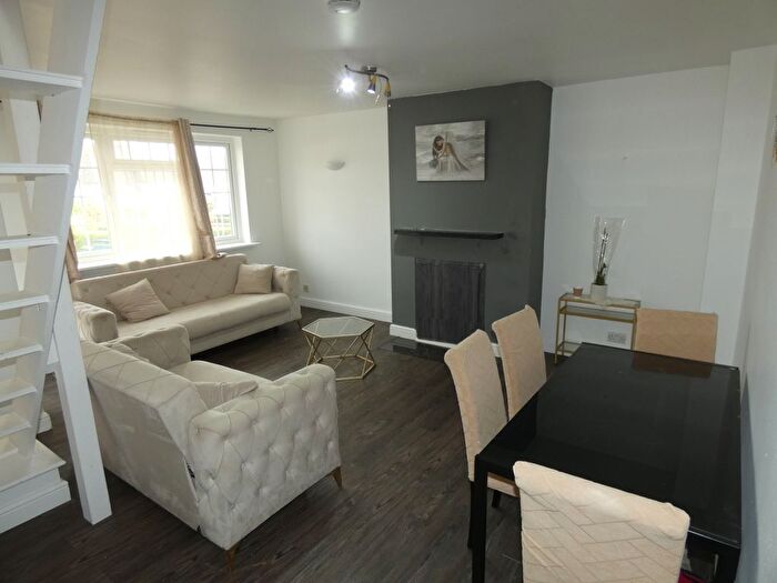 3 Bedroom Flat To Rent In Tavistock Avenue, St. Albans, AL1