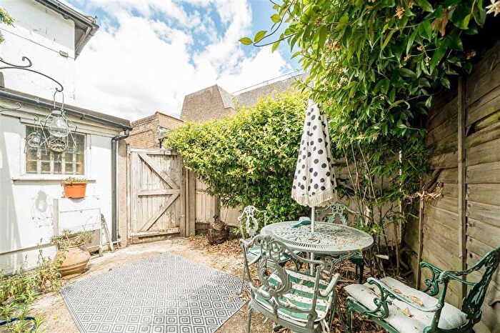 2 Bedroom Flat To Rent In Broad Street, Teddington, TW11