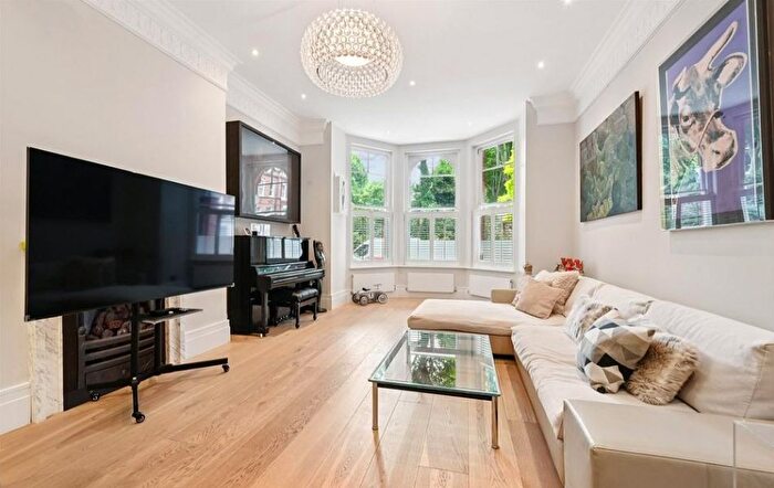 3 Bedroom Flat To Rent In Barkston Gardens, Earls Court, SW5
