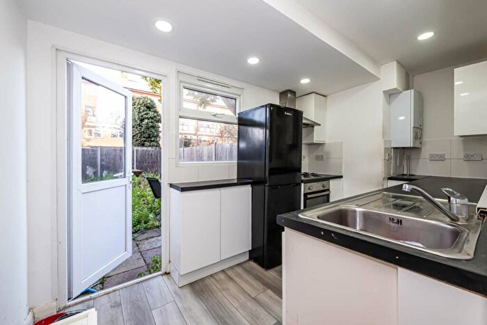 4 Bedroom House To Rent In Olney Road, Kennington, London, SE17