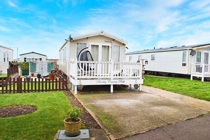 2 Bedroom Mobile/park Home For Sale In Willow Close, Bentley Country Park, Flag Hill, CO7