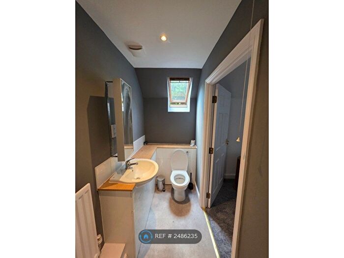 2 Bedroom Flat To Rent In Blakes Road, London, SE15