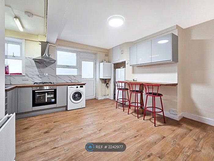 2 Bedroom Flat To Rent In Station Road, Edgware, HA8