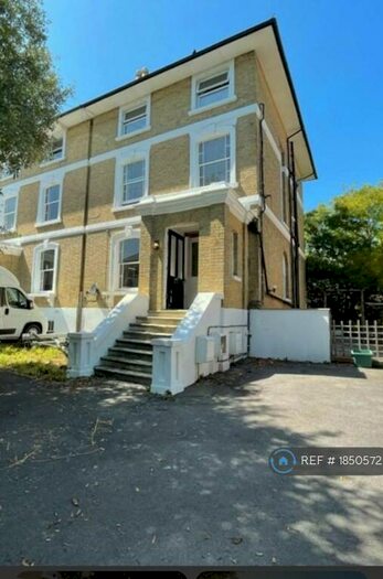 2 Bedroom Flat To Rent In Lansdowne Square, Weymouth, DT4