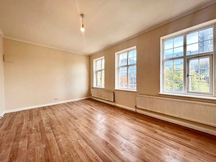 2 Bedroom Flat To Rent In Tolworth Broadway, Tolworth, KT6