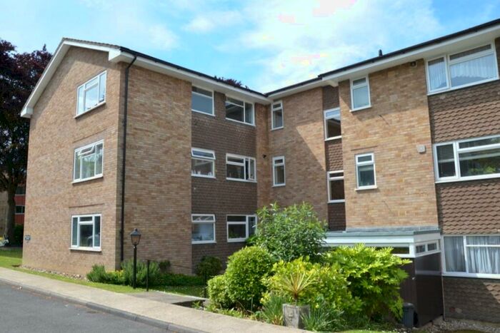 2 Bedroom Flat To Rent In Christchurch Park, Sutton, Surrey, SM2
