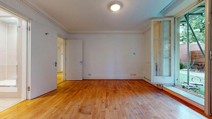 2 Bedroom Flat To Rent In Albert Terrace, London, NW1