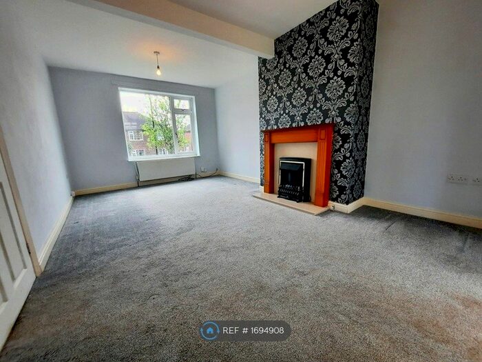 4 Bedroom Semi-Detached House To Rent In Littlemoor Crescent, Chesterfield, S41