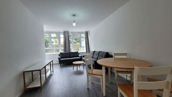 2 Bedroom Flat To Rent In Flat, Gatwick House, Clemence Street, London, E14