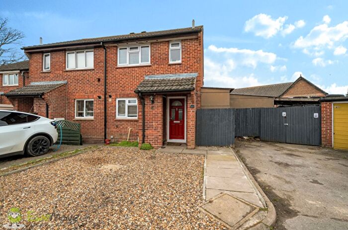 3 Bedroom End Terrace House For Sale In Stratfield Avenue, Tadley, Hampshire, RG26