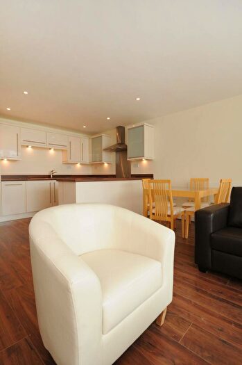 2 Bedroom Flat For Sale In Drift Court, Docklands, London, E16