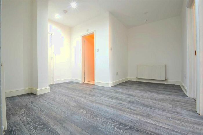 2 Bedroom Flat To Rent In Beaufort Gardens, Cranbrook, Ilford, IG1