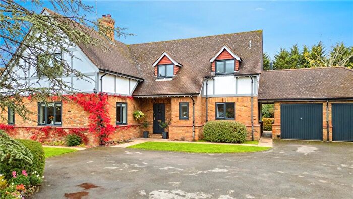 5 Bedroom Detached House For Sale In Pingewood Close, Burghfield, Reading, RG30