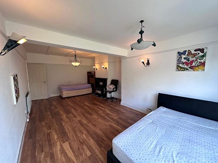 2 Bedroom Flat To Rent In High Worple, Rayners Lane, Harrow, HA2