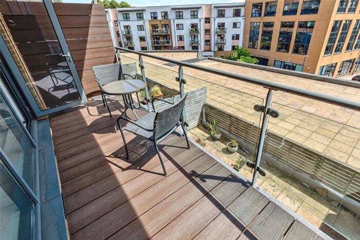 2 Bedroom Flat For Sale In Deanery Road, Bristol, BS1 - Photo 3