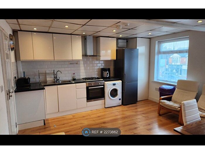 3 Bedroom Flat To Rent In Stratford Road, Shirley, Solihull, B90