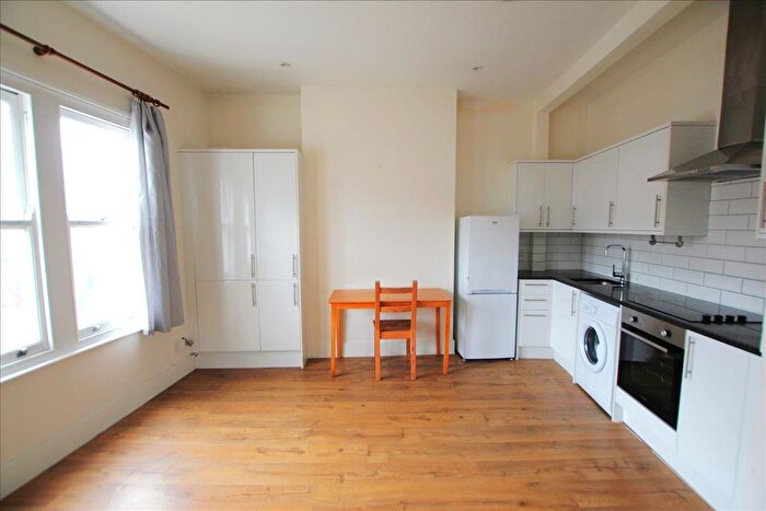 2 Bedroom Flat To Rent In Vale Road, Haringey, London, N4