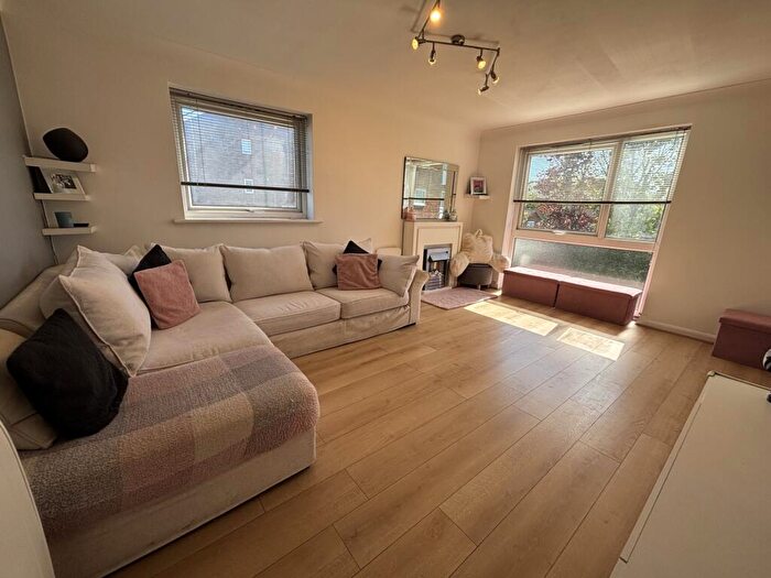 2 Bedroom Flat For Sale In Hardwicke Place, London Colney, AL2
