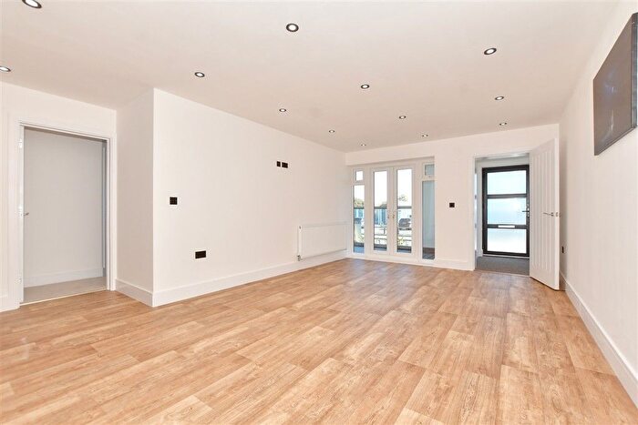 2 Bedroom Flat For Sale In The Parade, Greatstone, Kent, TN28