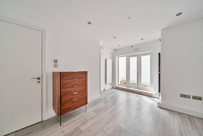 3 Bedroom Flat To Rent In Englewood Road, Clapham South, London, SW12