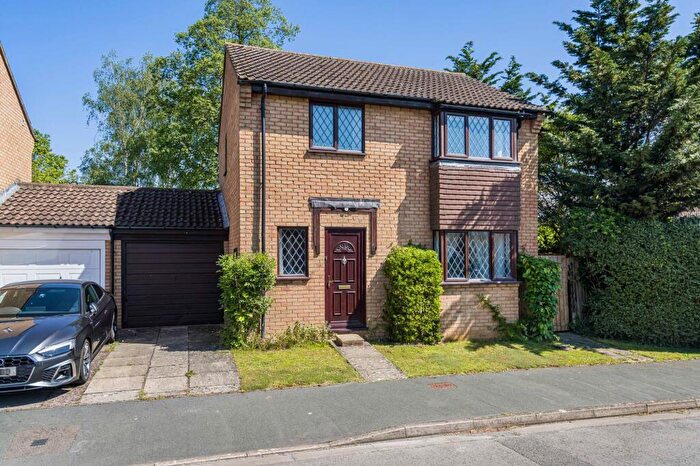 3 Bedroom Link Detached House For Sale In Medina Gardens, Bicester, OX26