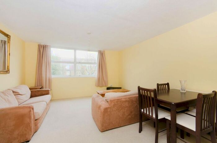 2 Bedroom Maisonette To Rent In Fulham Road, Parsons Green, London, SW6