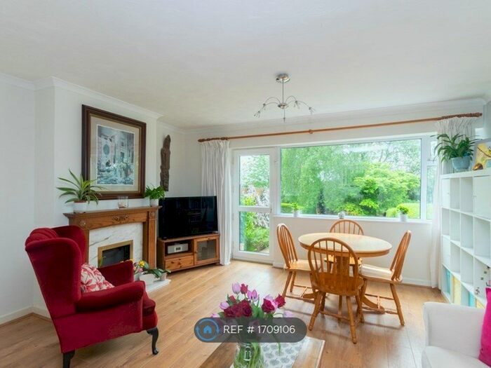 3 Bedroom Terraced House To Rent In Vesper Gate Mount, Leeds, LS5