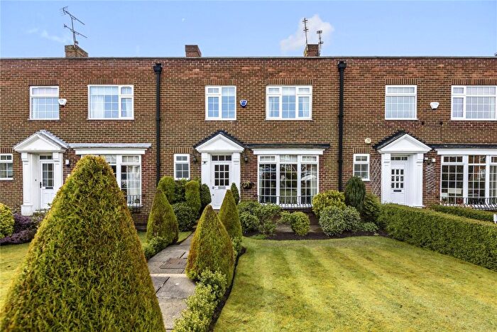 3 Bedroom Town House For Sale In Sandmoor Mews, Alwoodley, Leeds, West Yorkshire, LS17