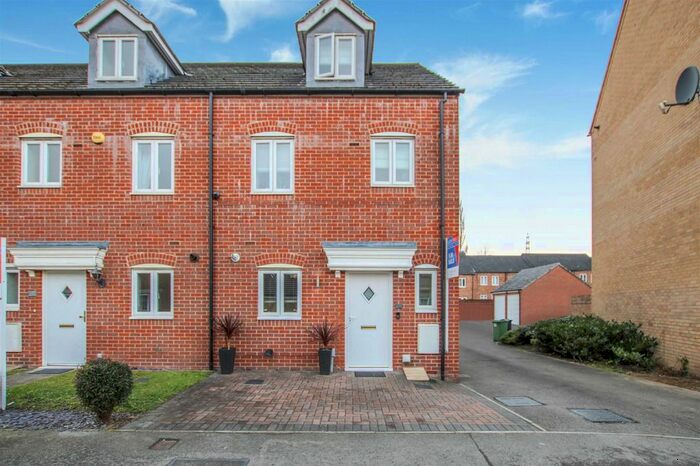 4 Bedroom Town House To Rent In Dunlop Avenue, Farnley, Leeds, LS12