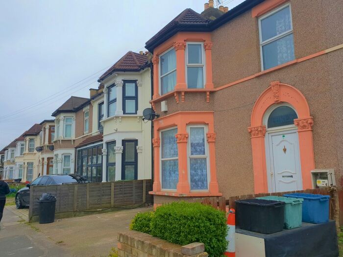 1 Bedroom Flat To Rent In Milverton Gardens, Seven Kings, IG3