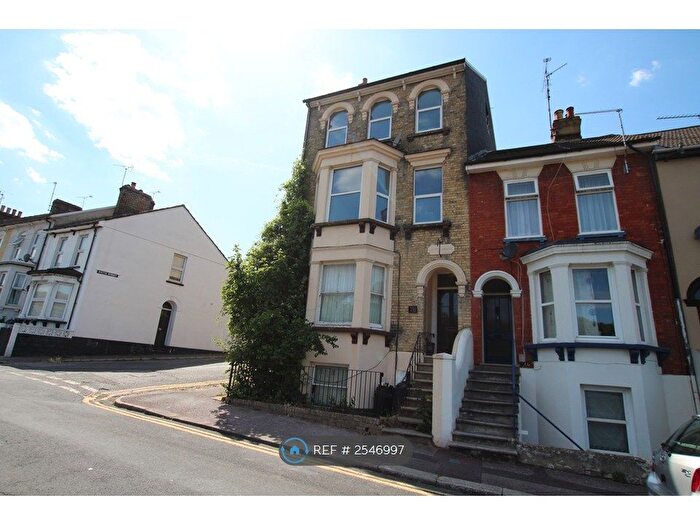 2 Bedroom Flat To Rent In Rochester Street, Chatham, ME4