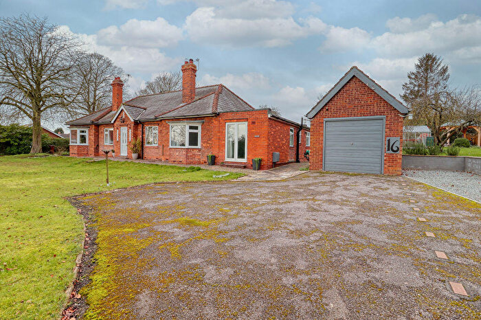 3 Bedroom Semi-Detached Bungalow For Sale In Manor Road, Scunthorpe, DN16