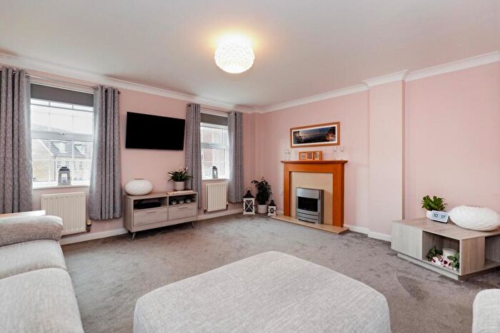 3 Bedroom Semi-Detached House For Sale In The Avenue, Harrogate, HG1
